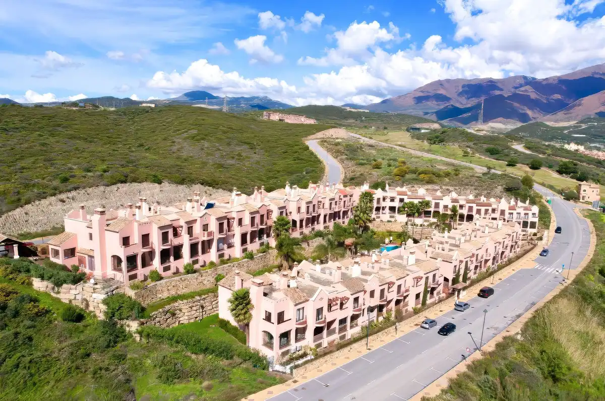 Vista exterior de Casa adosada en venta en Estepona con Aire acondicionado, Terraza y Piscina comunitaria