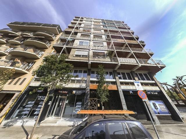 Local comercial en Alquiler en Gran Vía Carles III en La Maternitat i Sant Ramon