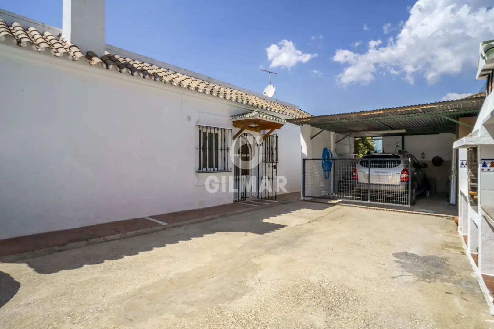 Vista exterior de Casa o xalet en venda en Estepona amb Jardí privat i Piscina