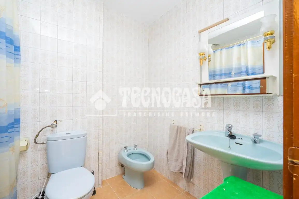 Baño de Piso en venta en Coslada con Calefacción, Terraza y Balcón