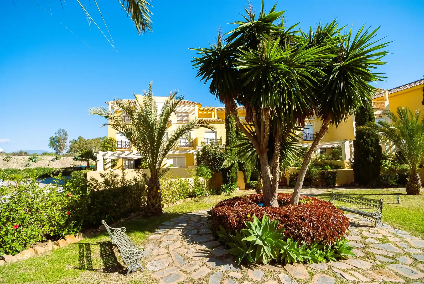 Vista exterior de Casa adosada en venda en Estepona amb Aire condicionat, Calefacció i Jardí privat