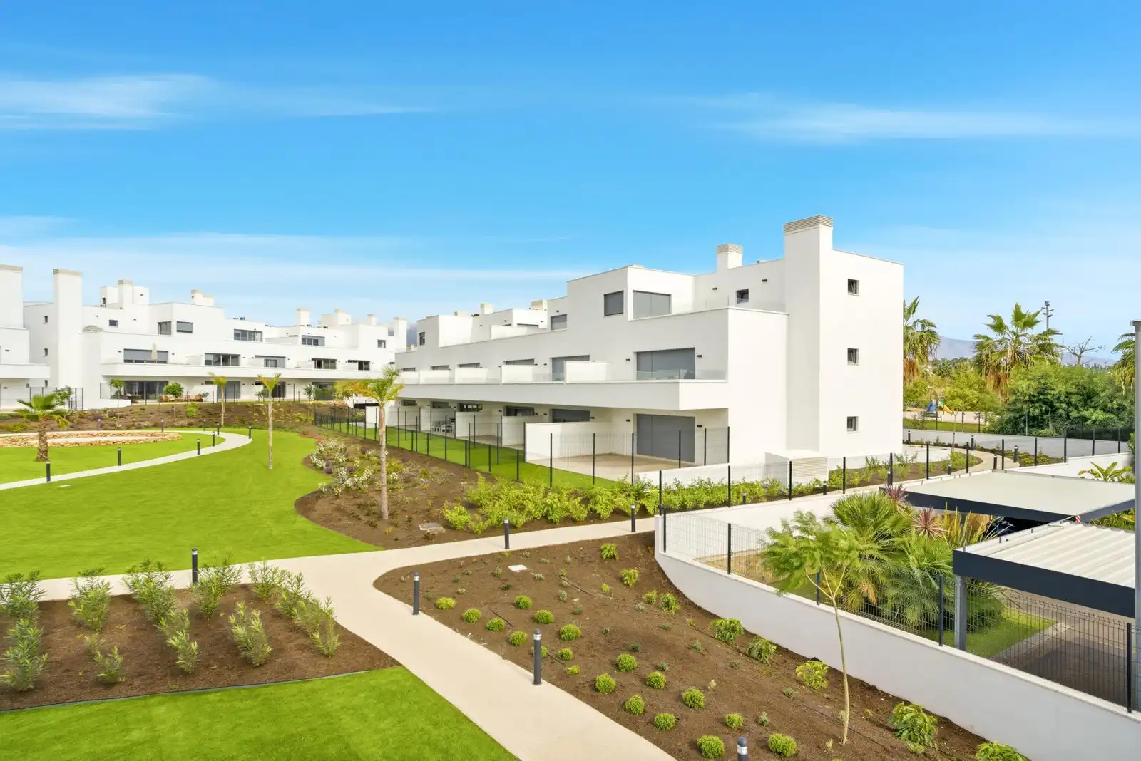 Vista exterior de Pis en venda en Estepona amb Aire condicionat, Terrassa i Piscina comunitària