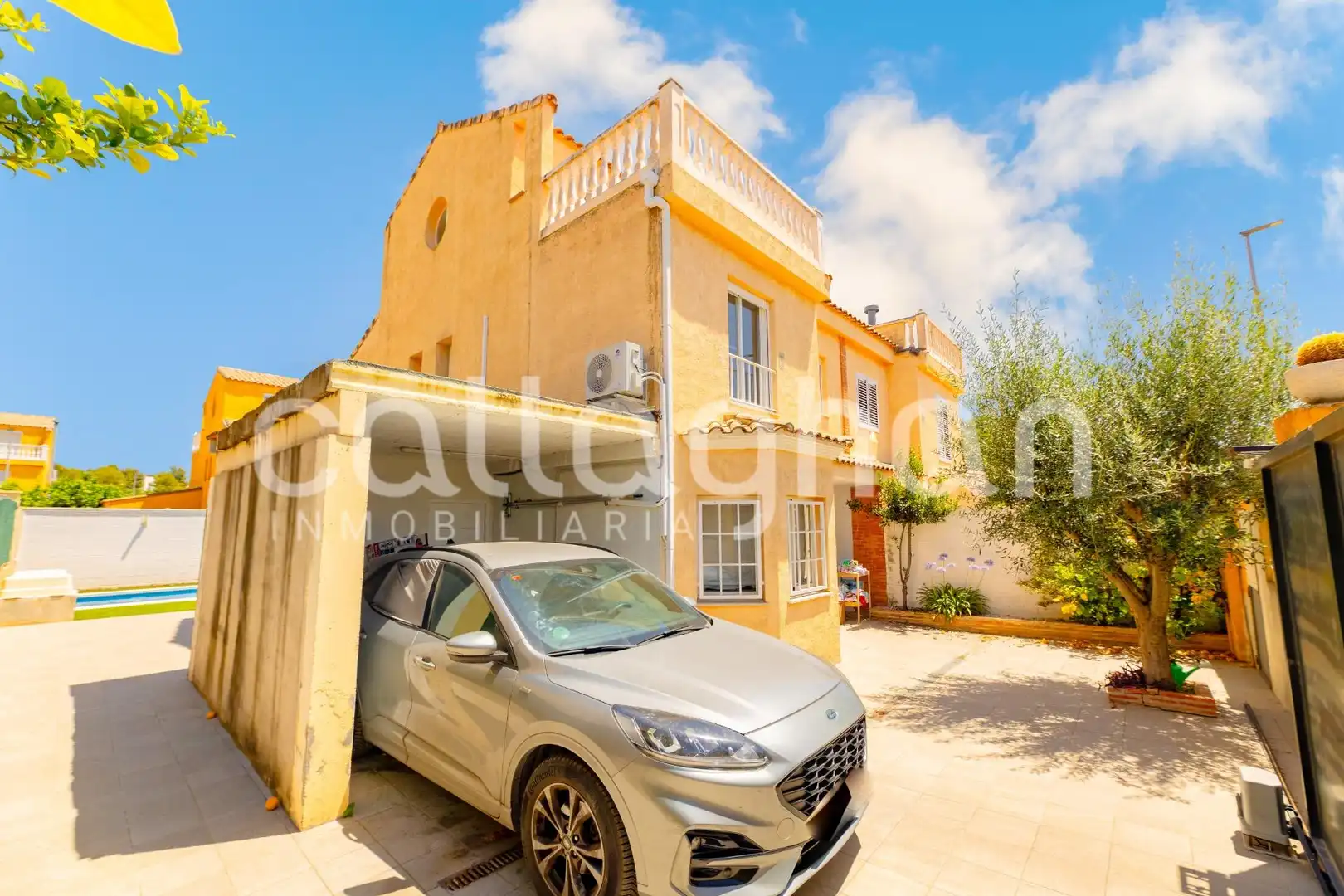 Vista exterior de Casa adosada en venda en La Pobla de Vallbona amb Aire condicionat, Jardí privat i Terrassa