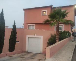 Vista exterior de Casa adosada en venda en Manuel amb Terrassa i Balcó