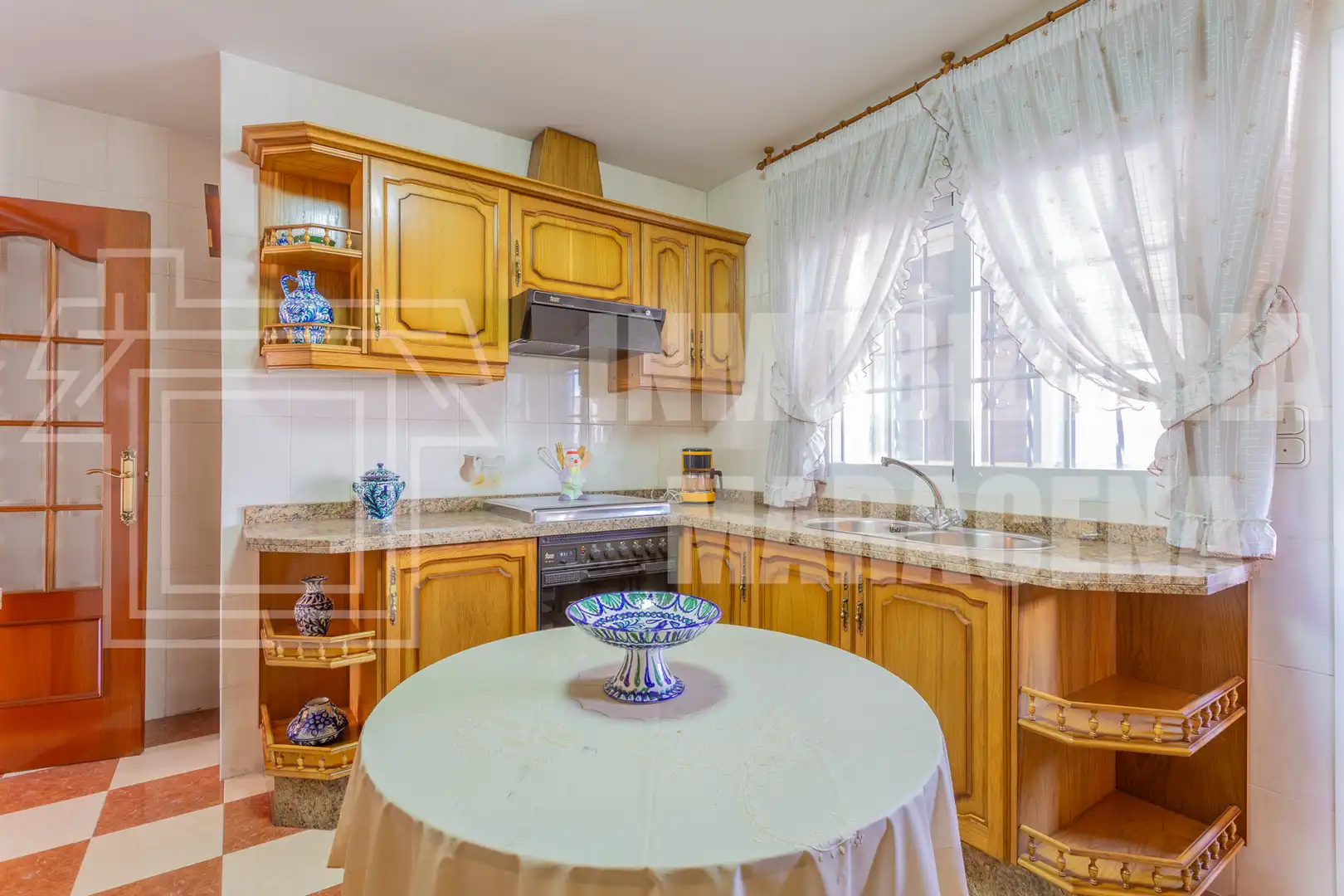 Kitchen of Houses for sale in Granada  with Air Conditioner, Terrace and Oven
