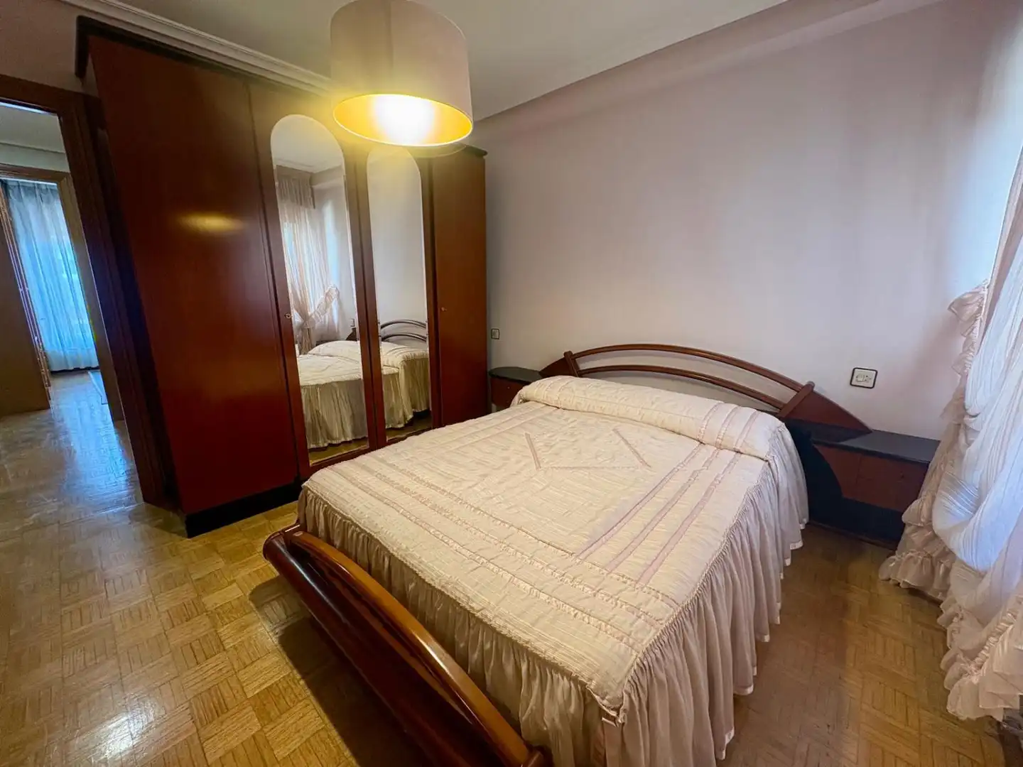 Dormitori de Pis de lloguer en Oviedo  amb Calefacció, Moblat i Balcó