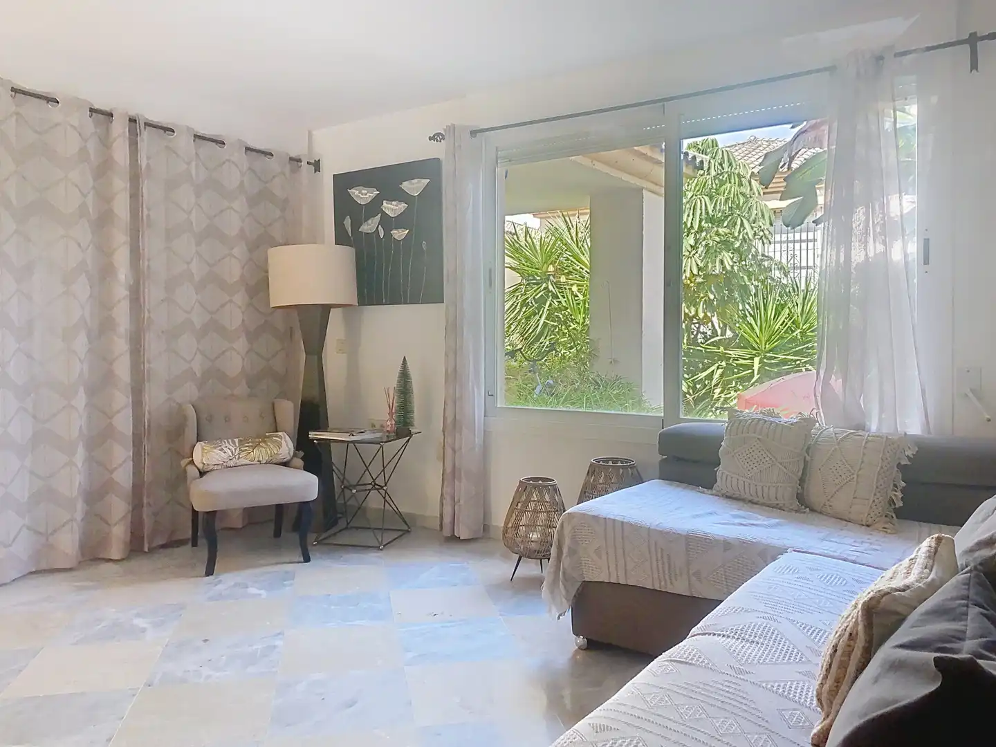 Sala d'estar de Casa adosada en venda en Marbella amb Jardí privat, Terrassa i Piscina