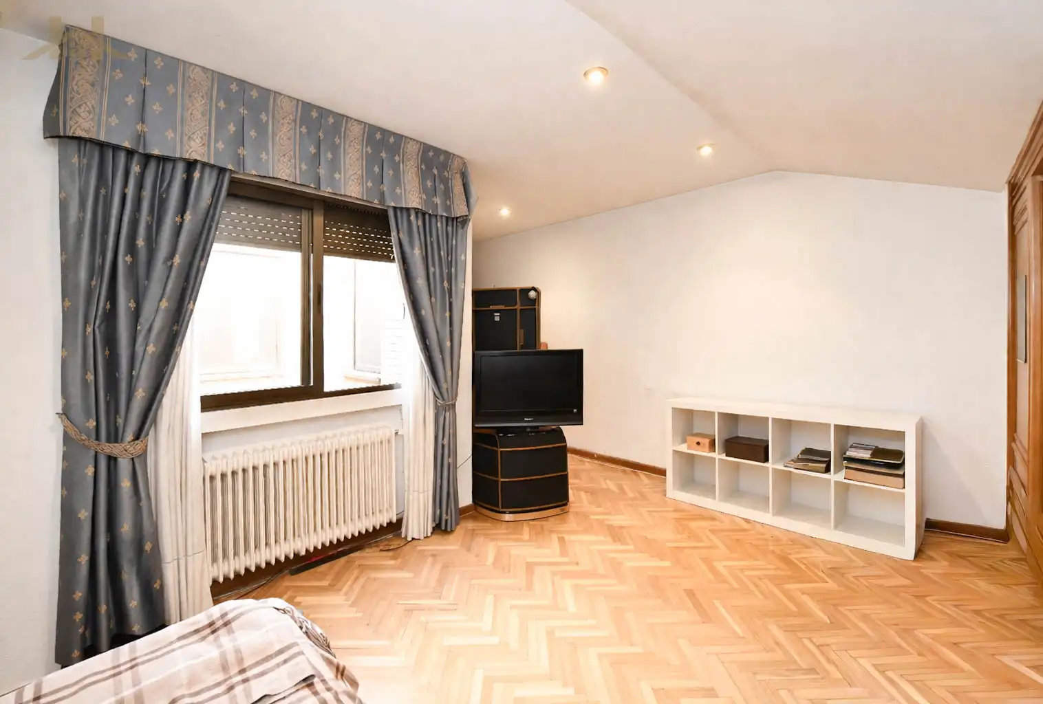 Sala de estar de Casa adosada en venta en Pozuelo de Alarcón con Aire acondicionado, Calefacción y Jardín privado