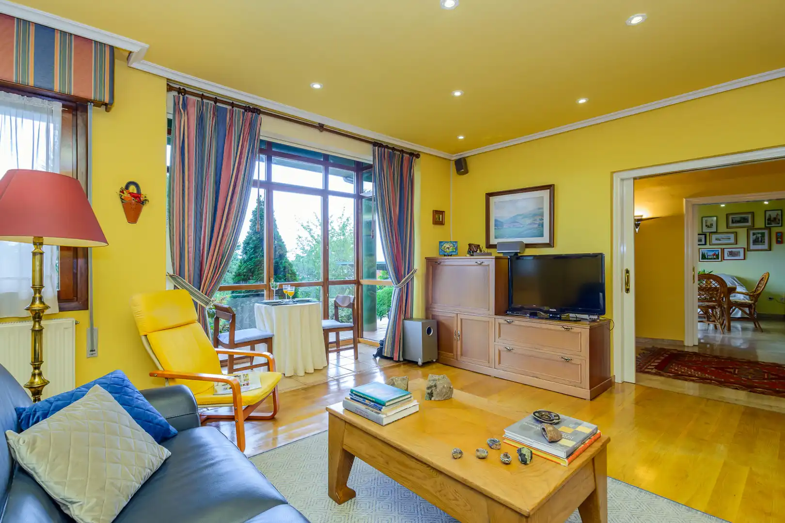 Sala de estar de Casa o chalet en venta en Oviedo  con Calefacción, Jardín privado y Parquet