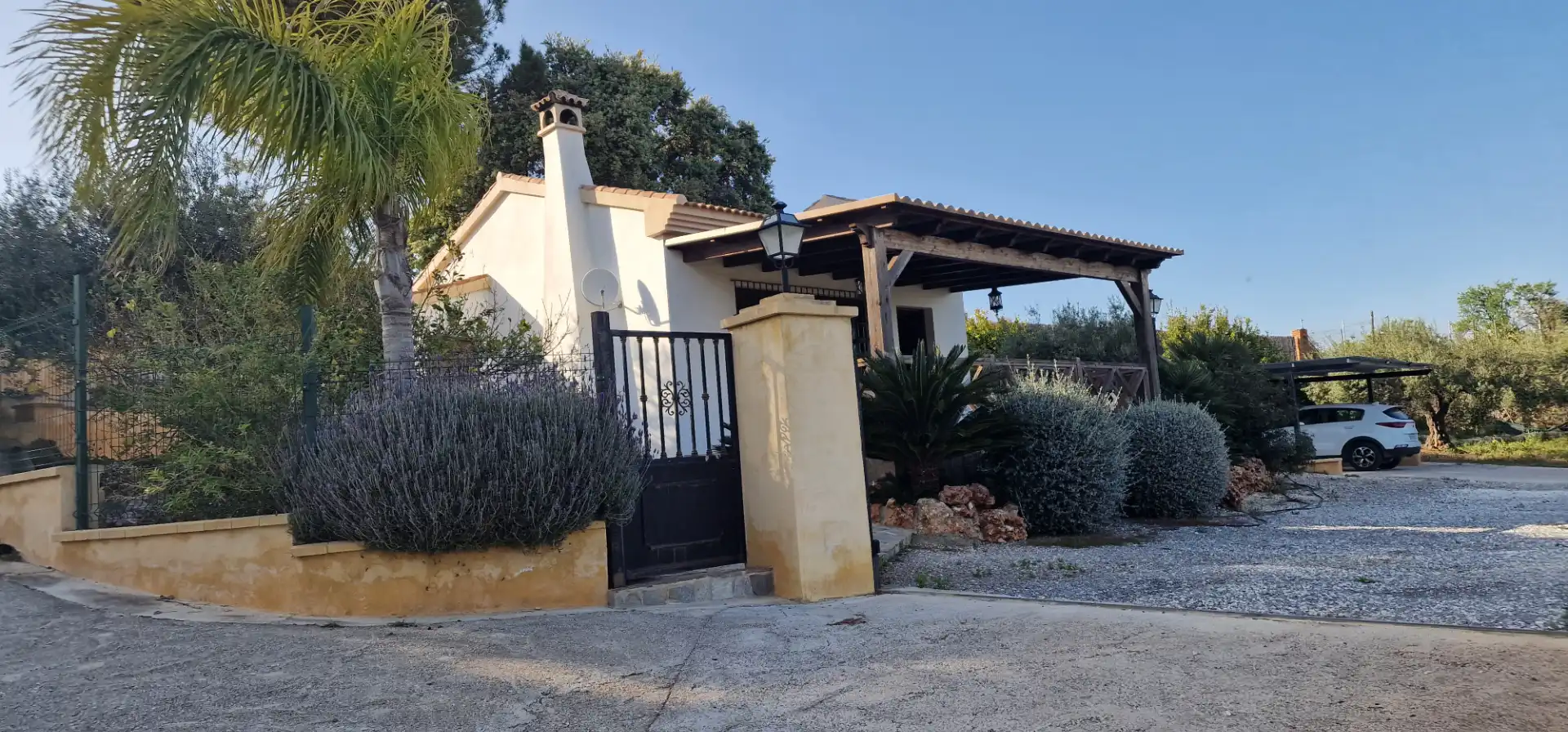 Vista exterior de Finca rústica en venda en Alhaurín de la Torre amb Jardí privat i Terrassa