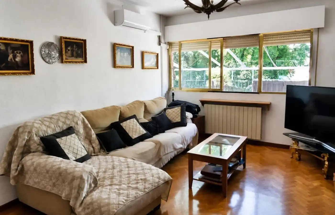 Sala d'estar de Casa adosada en venda en Daganzo de Arriba amb Aire condicionat, Jardí privat i Terrassa
