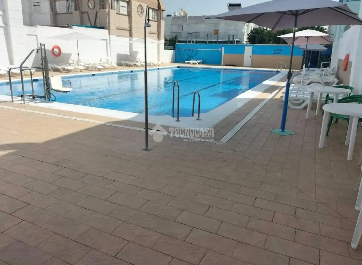 Piscina de Casa adosada en venta en Sevilla