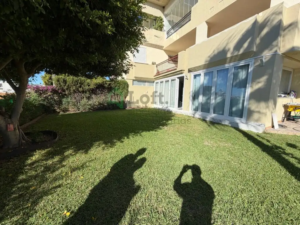 Vista exterior de Pis en venda en Estepona amb Aire condicionat, Terrassa i Piscina