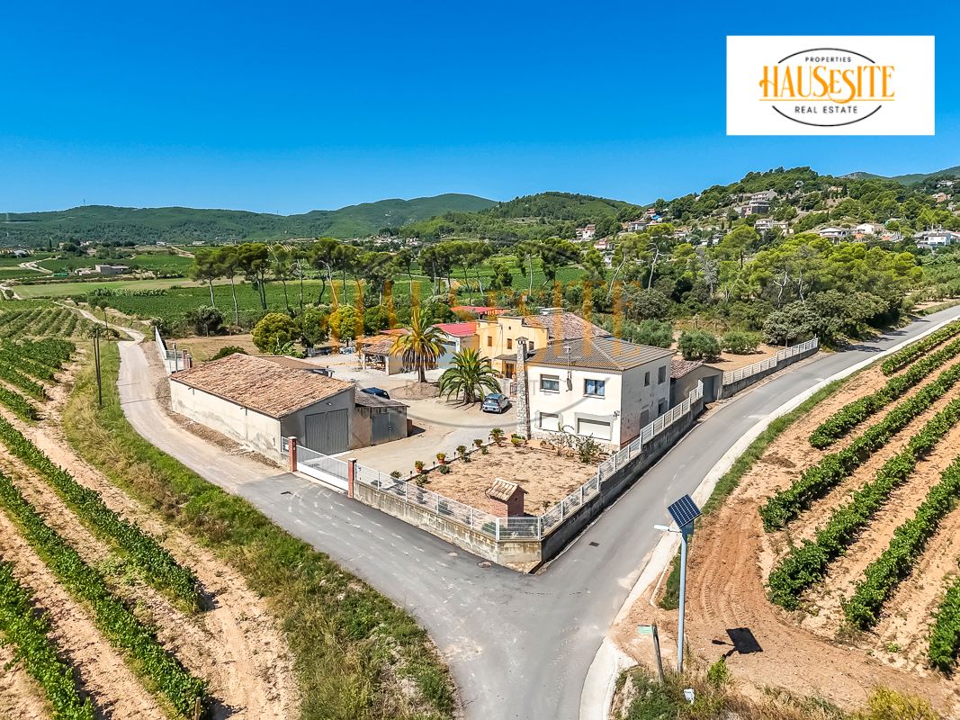 Vista exterior de Finca rústica en venda en Torrelles de Foix amb Calefacció, Jardí privat i Terrassa