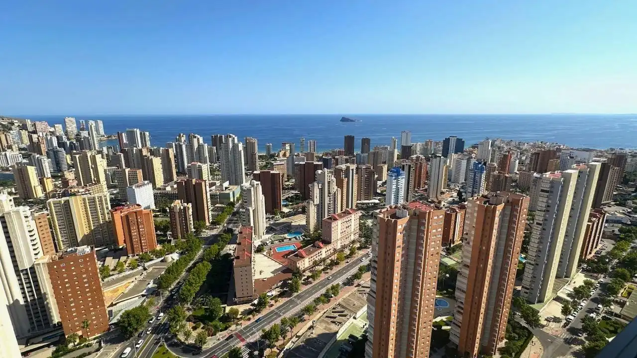 Vista exterior de Àtic en venda en Benidorm amb Aire condicionat, Traster i Moblat