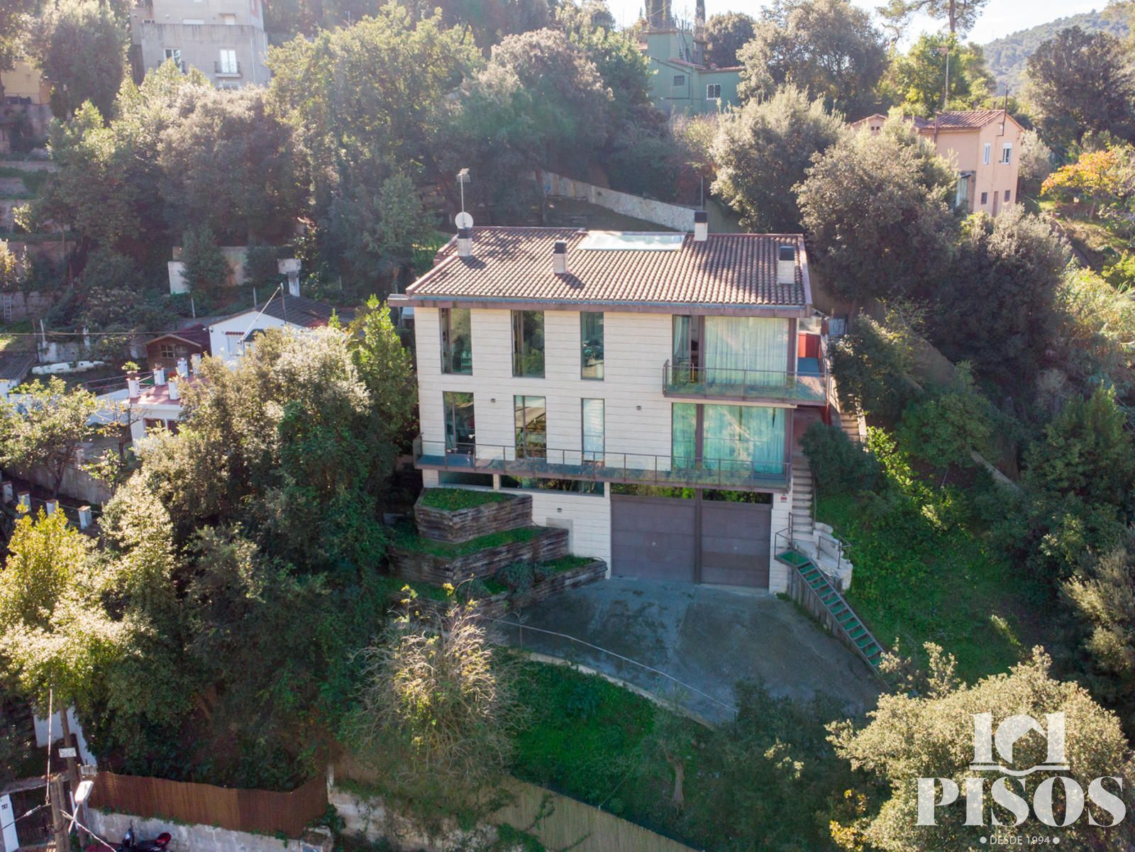 Vista exterior de Casa o xalet en venda en Sant Cugat del Vallès amb Calefacció, Jardí privat i Terrassa