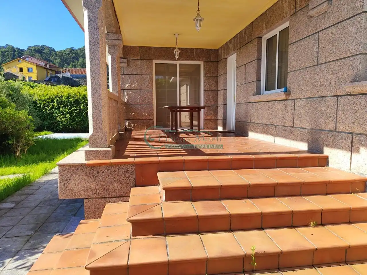 Vista exterior de Casa o xalet en venda en Cangas  amb Calefacció, Jardí privat i Terrassa