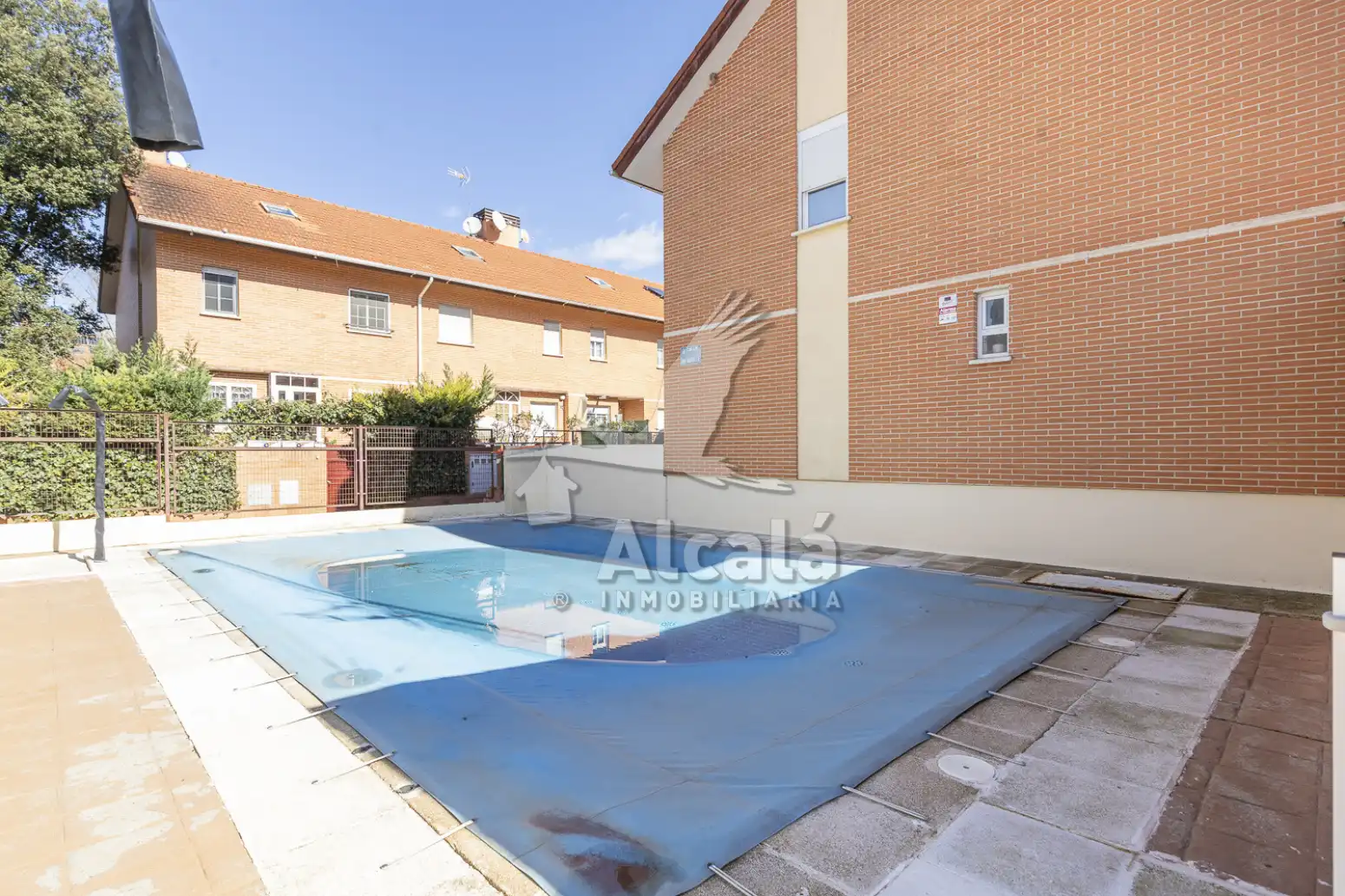 Außenansicht von Einfamilien-Reihenhaus zum Verkauf in Alcalá de Henares mit Heizung, Parkett und Schwimmbad