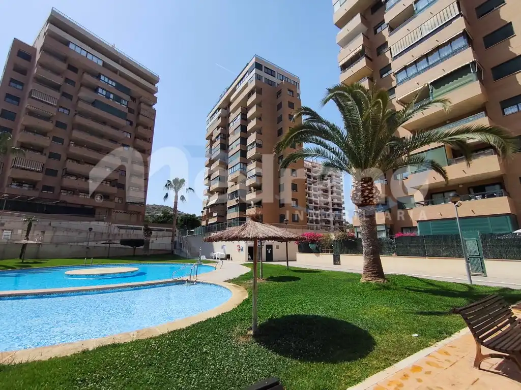 Vista exterior de Pis en venda en Villajoyosa / La Vila Joiosa amb Aire condicionat, Calefacció i Jardí privat