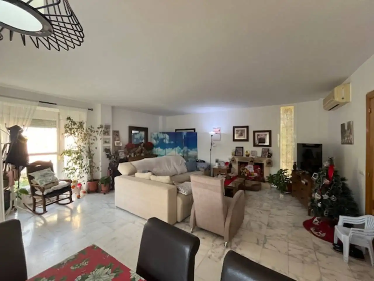 Wohnzimmer von Einfamilien-Reihenhaus zum Verkauf in Estepona mit Klimaanlage, Privatgarten und Parkett