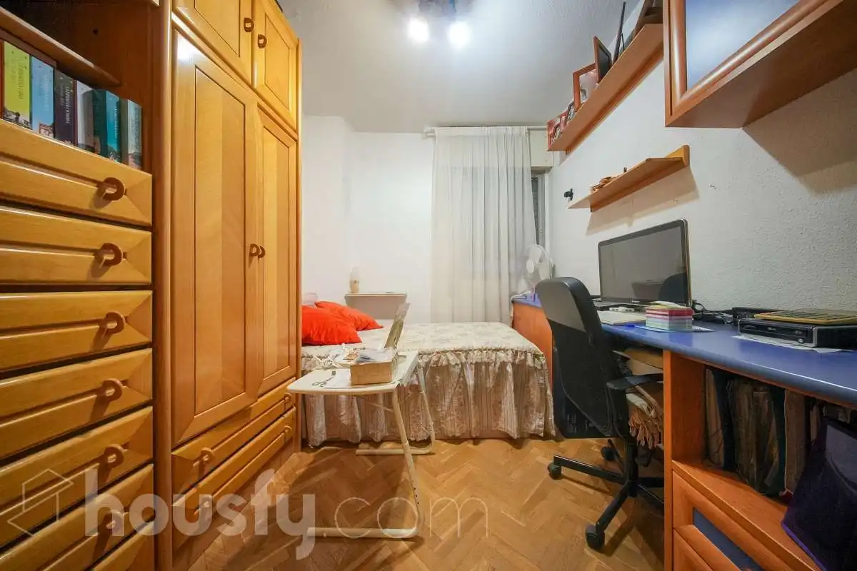 Dormitori de Pis en venda en Madrid amb Calefacció, Terrassa i Moblat
