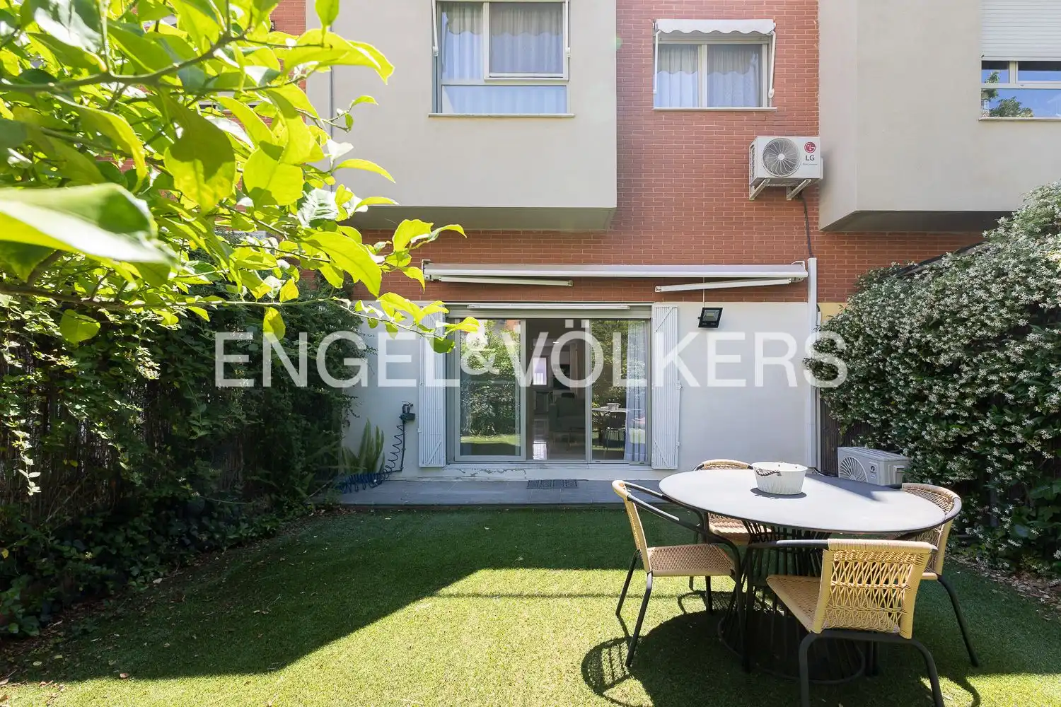 Terraza de Casa o chalet de alquiler en Rocafort con Aire acondicionado, Calefacción y Jardín privado