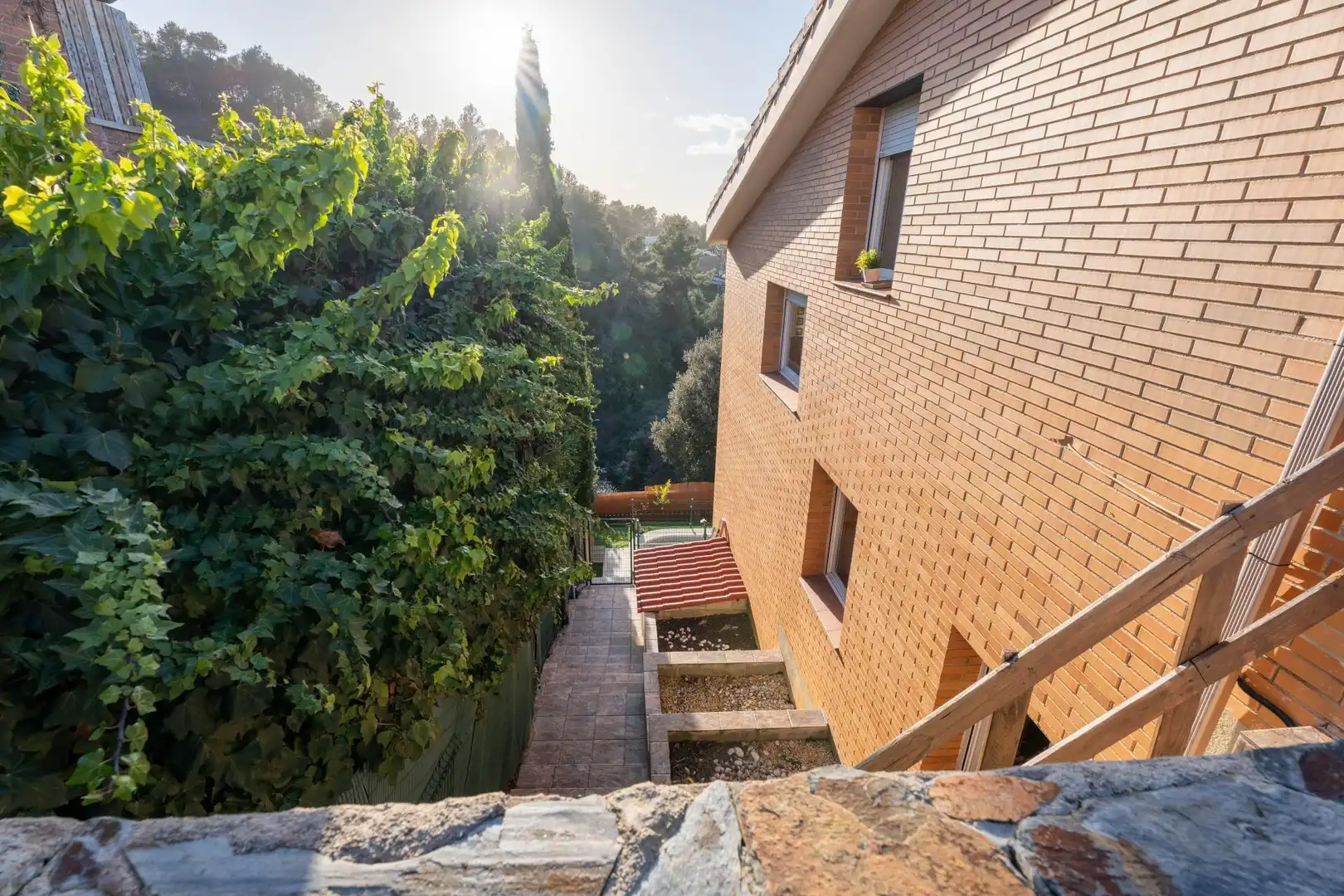 Außenansicht von Einfamilien-Reihenhaus zum Verkauf in Terrassa mit Privatgarten, Parkett und Terrasse