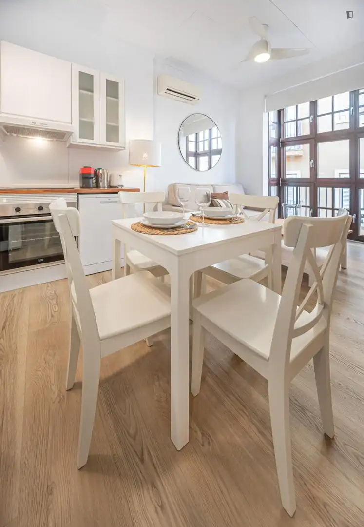 Menjador de Apartament de lloguer en Málaga amb Aire condicionat, Moblat i Forn