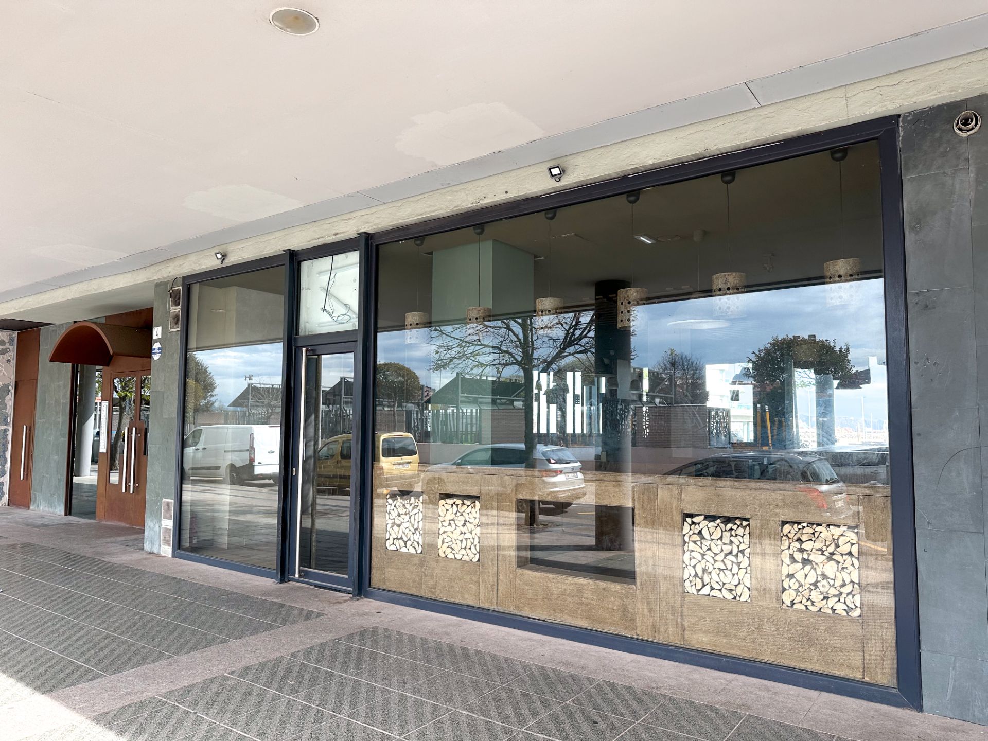 Vista exterior de Local en venta en Gijón 