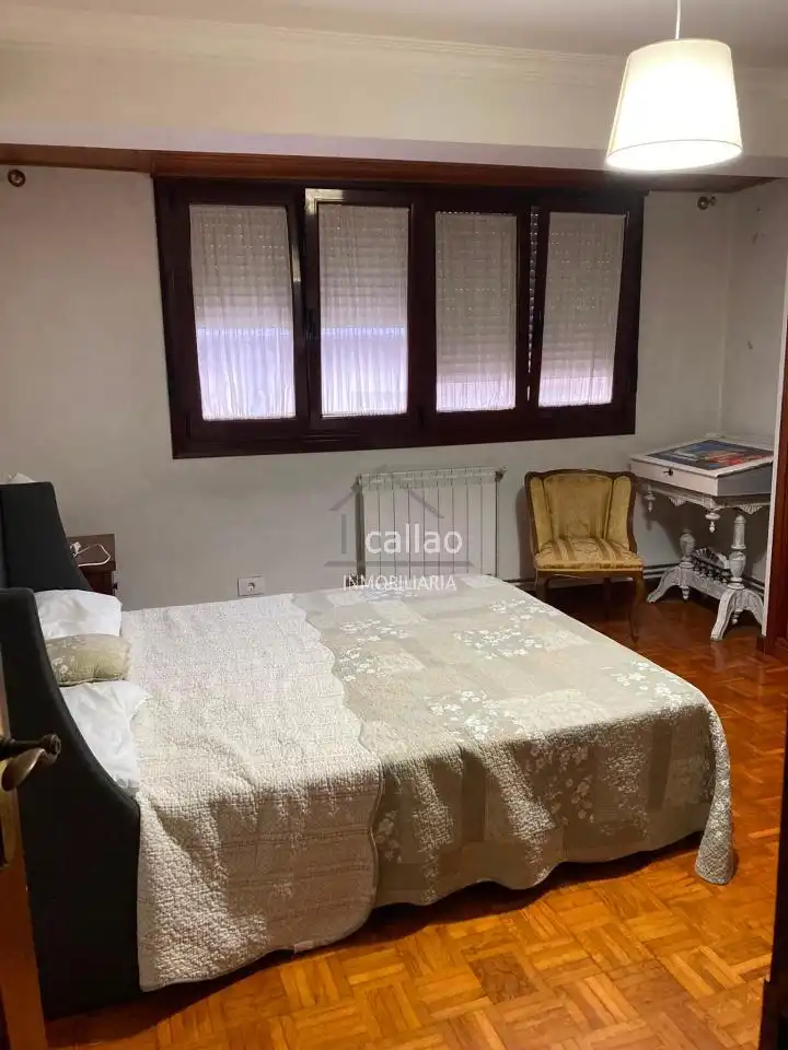 Schlafzimmer von Wohnung zur Miete in Ferrol mit Heizung und Möbliert