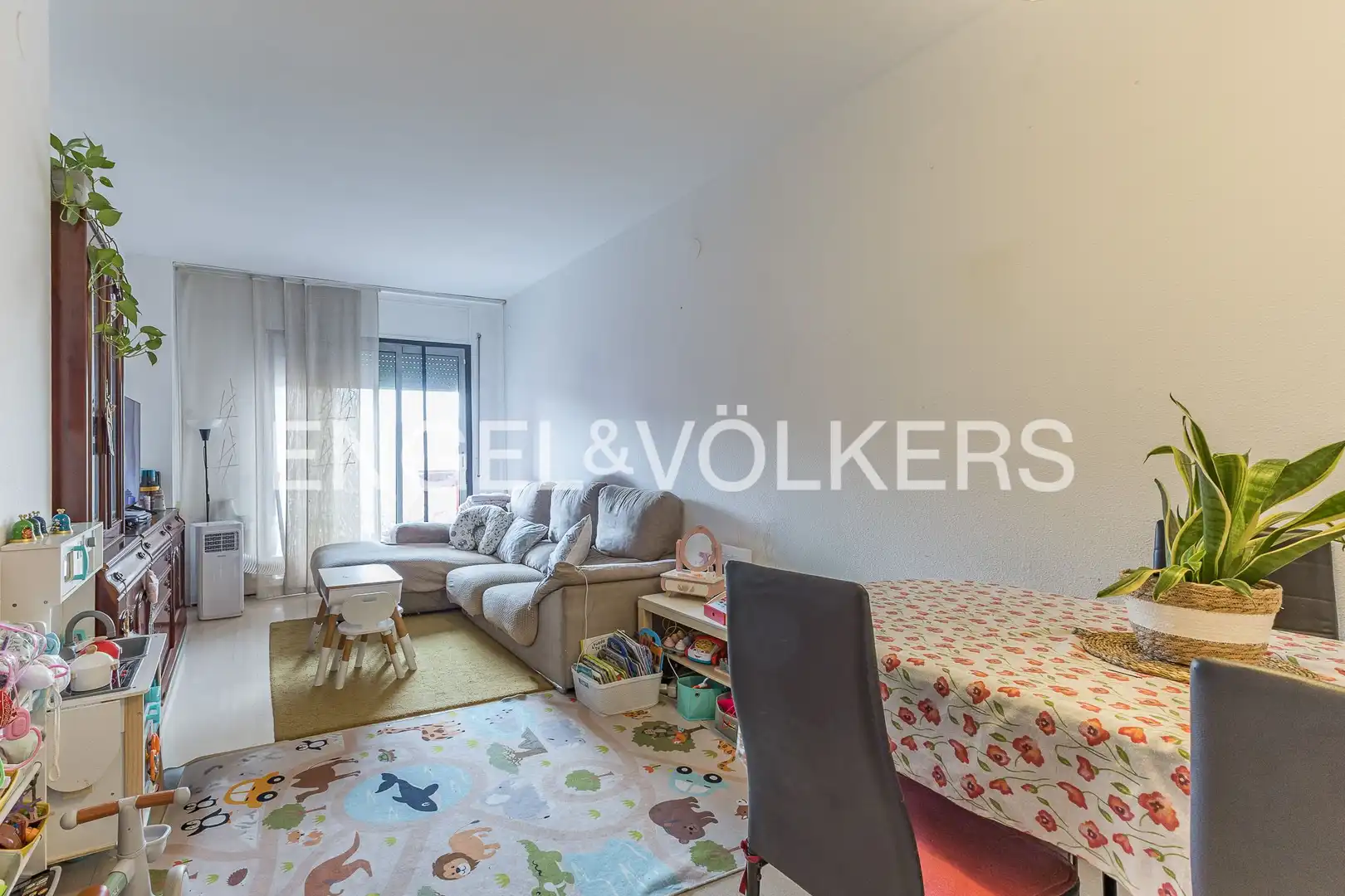 Sala d'estar de Àtic en venda en L'Hospitalet de Llobregat amb Calefacció, Terrassa i Moblat