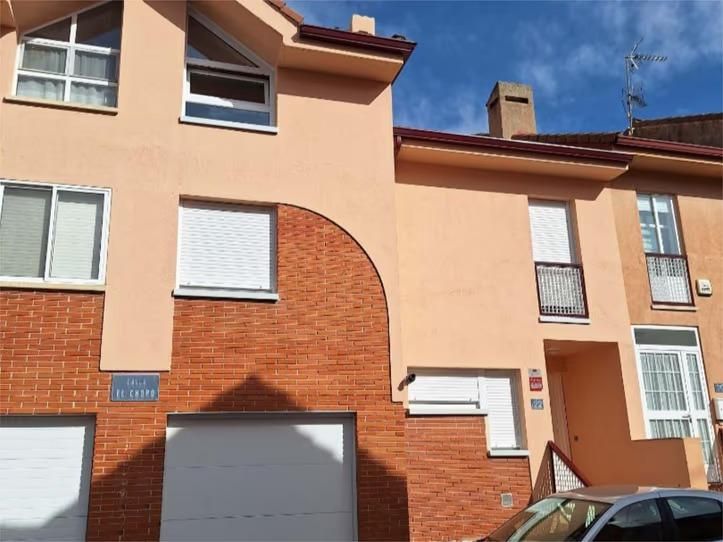 Vista exterior de Casa adosada en venda en La Lastrilla  amb Calefacció i Traster