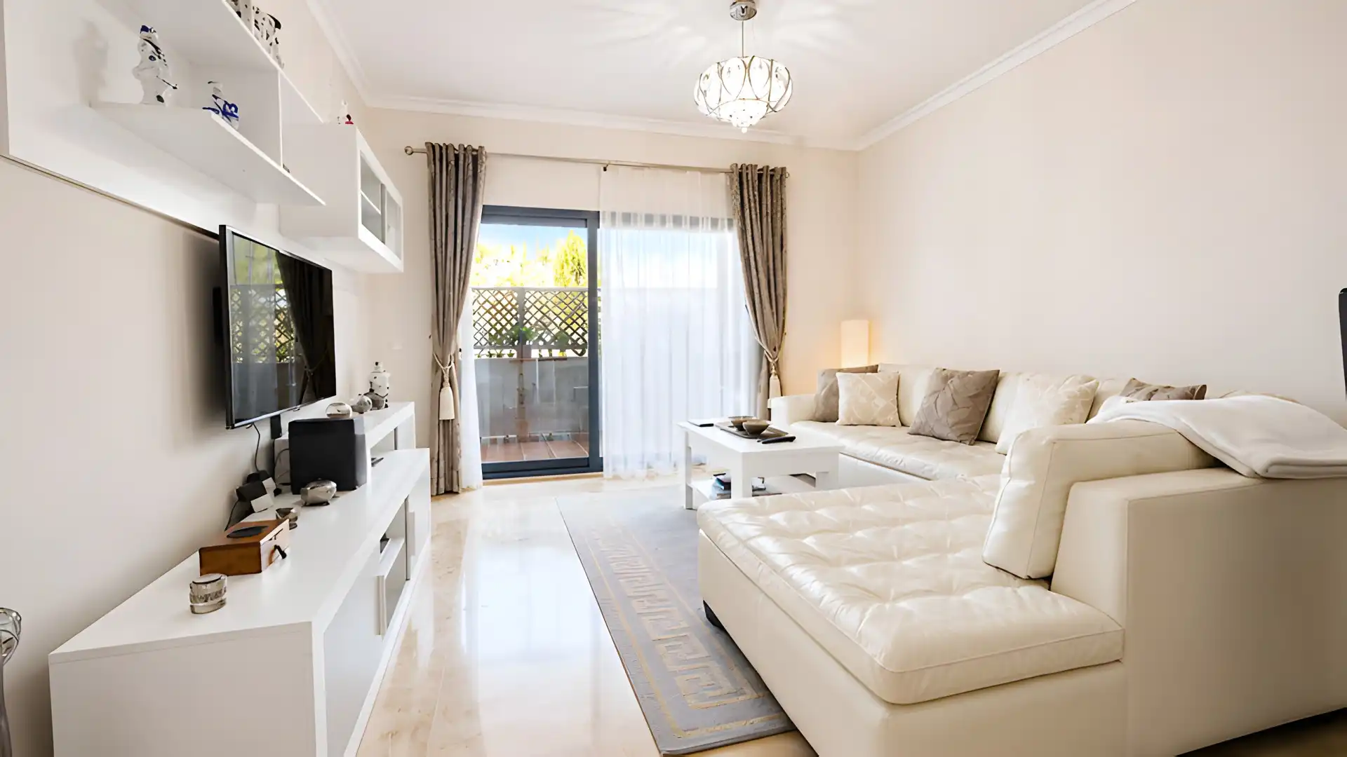 Sala de estar de Planta baja en venta en Marbella con Aire acondicionado, Terraza y Trastero