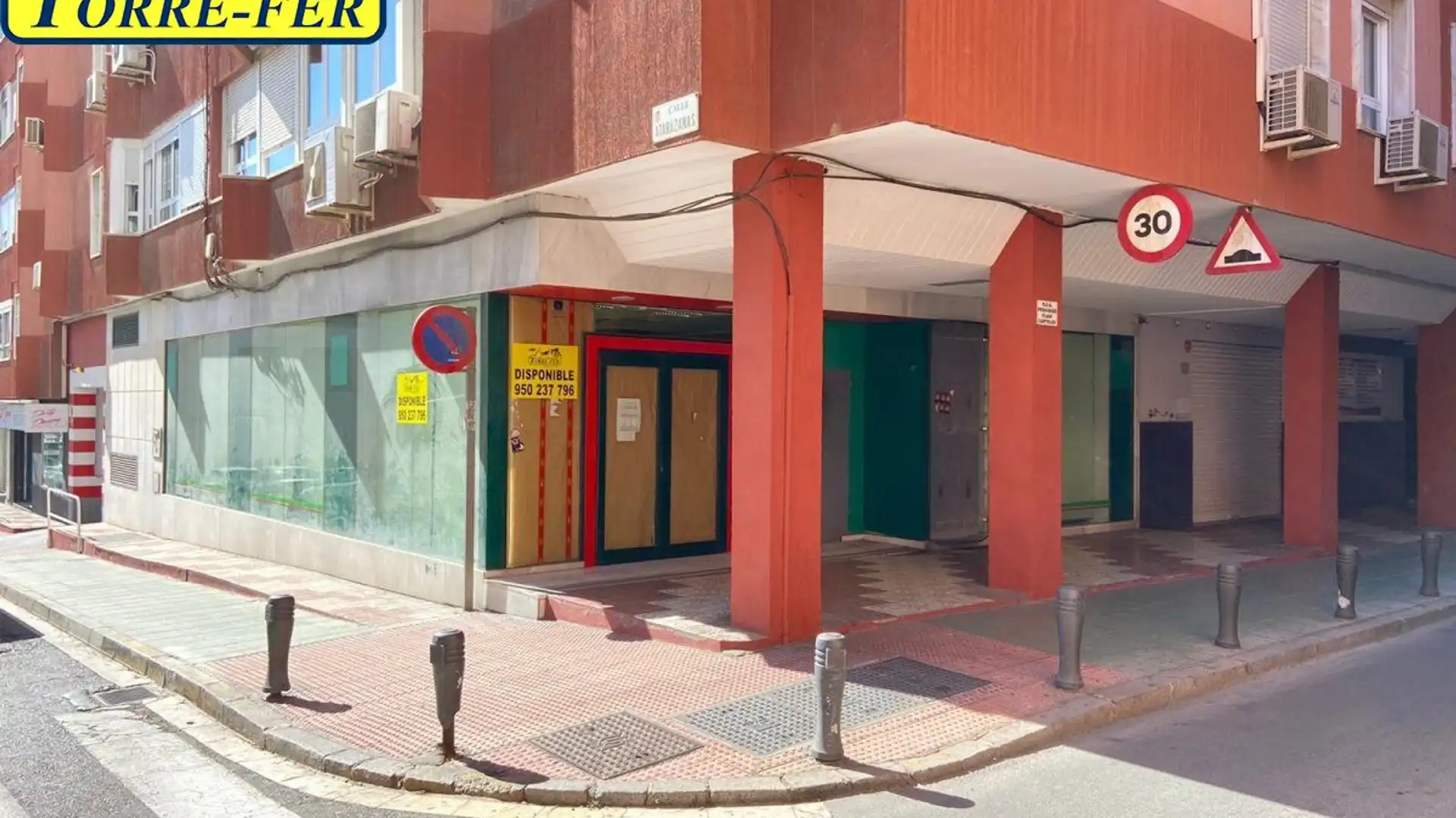 Vista exterior de Local en venta en  Almería Capital