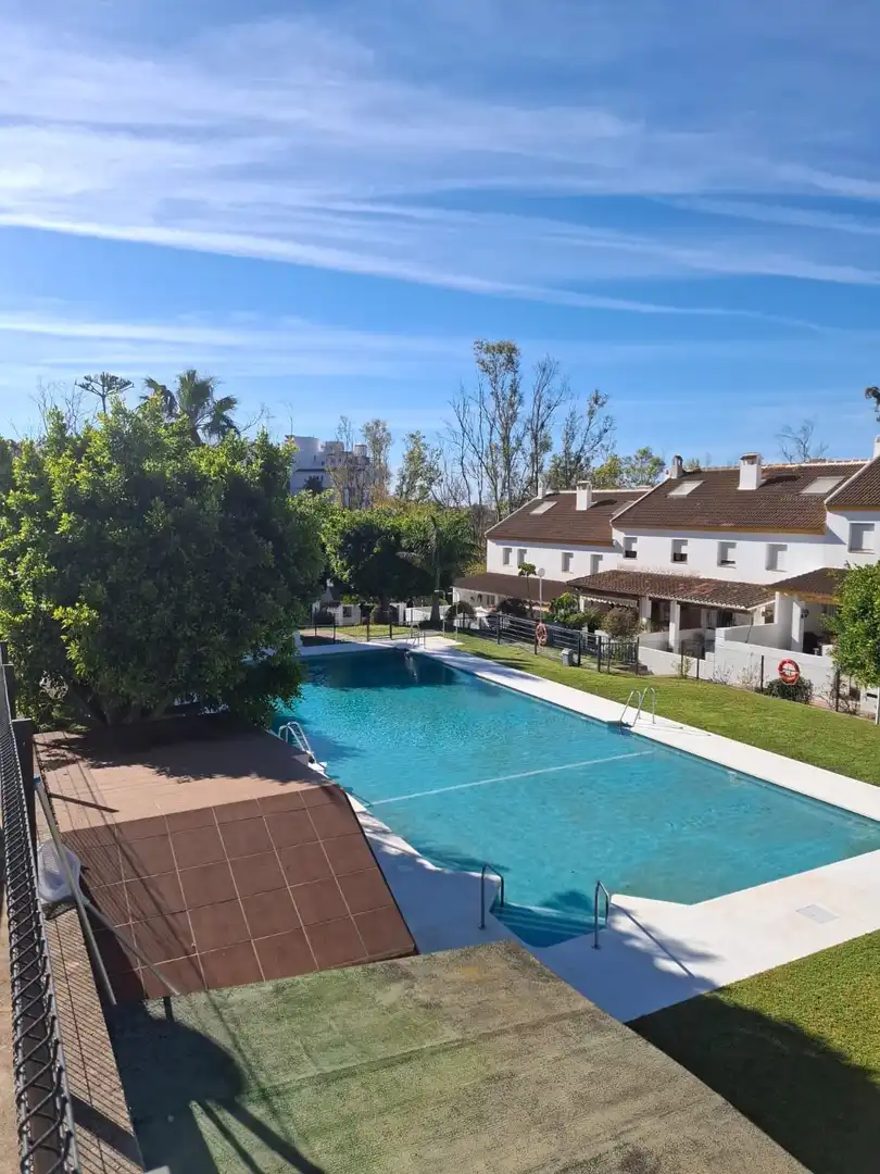Piscina de Casa adosada en venda en Benalmádena amb Terrassa, Moblat i Piscina comunitària
