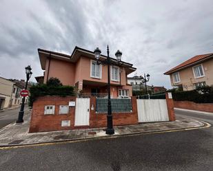 Vista exterior de Casa o xalet en venda en Oviedo  amb Jardí privat i Terrassa