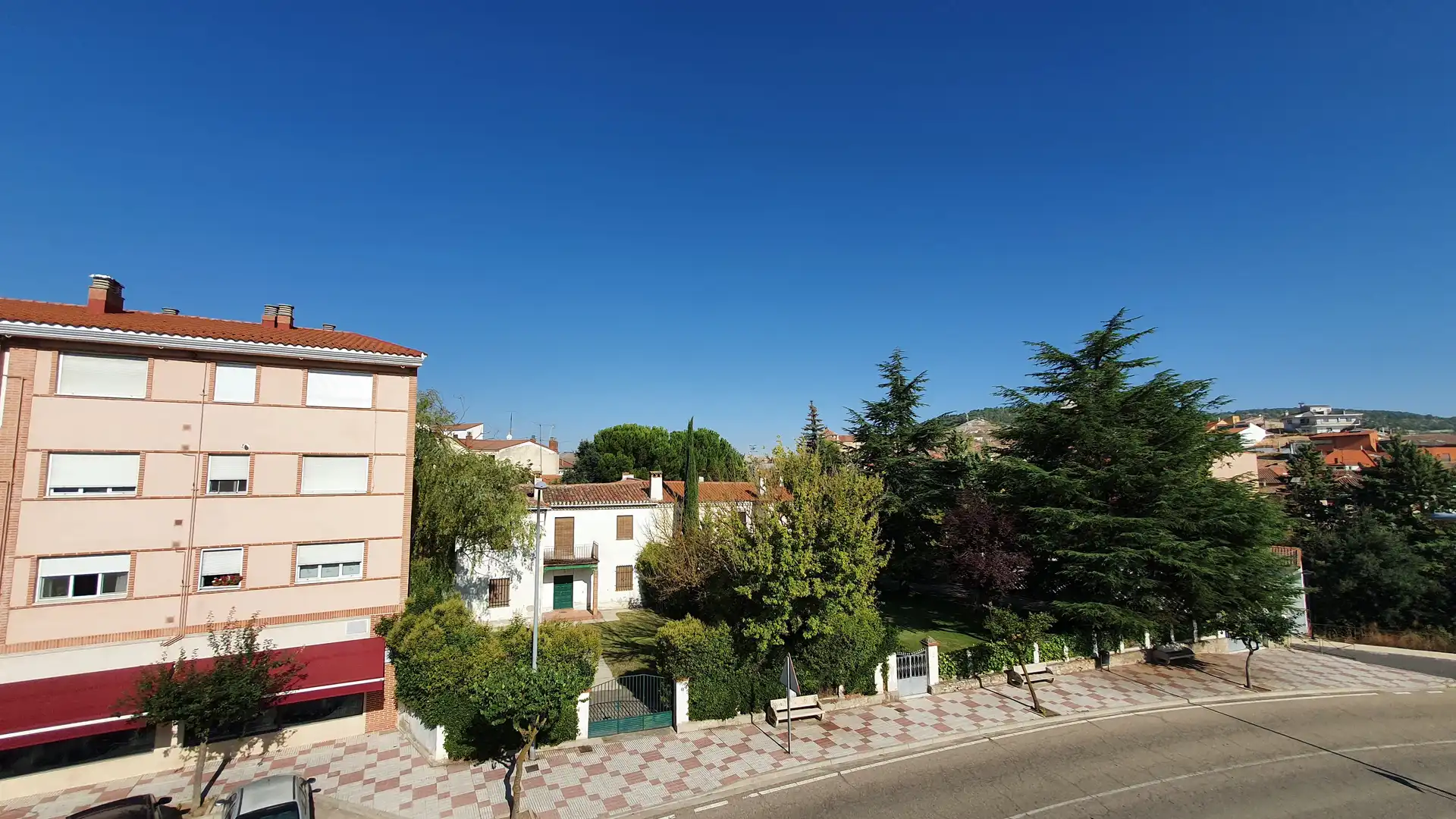 Vista exterior de Casa adosada en venda en Dueñas amb Calefacció, Parquet i Terrassa