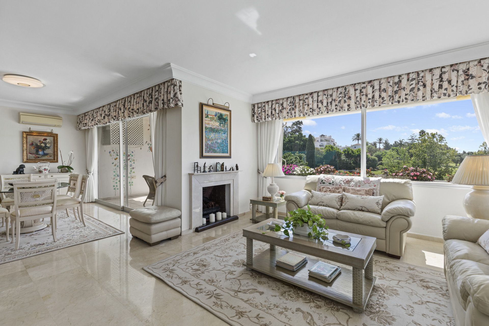 Sala d'estar de Apartament en venda en Marbella amb Aire condicionat, Terrassa i Piscina