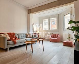 Living room of Flat to rent in  Barcelona Capital  with Air Conditioner, Heating and Parquet flooring