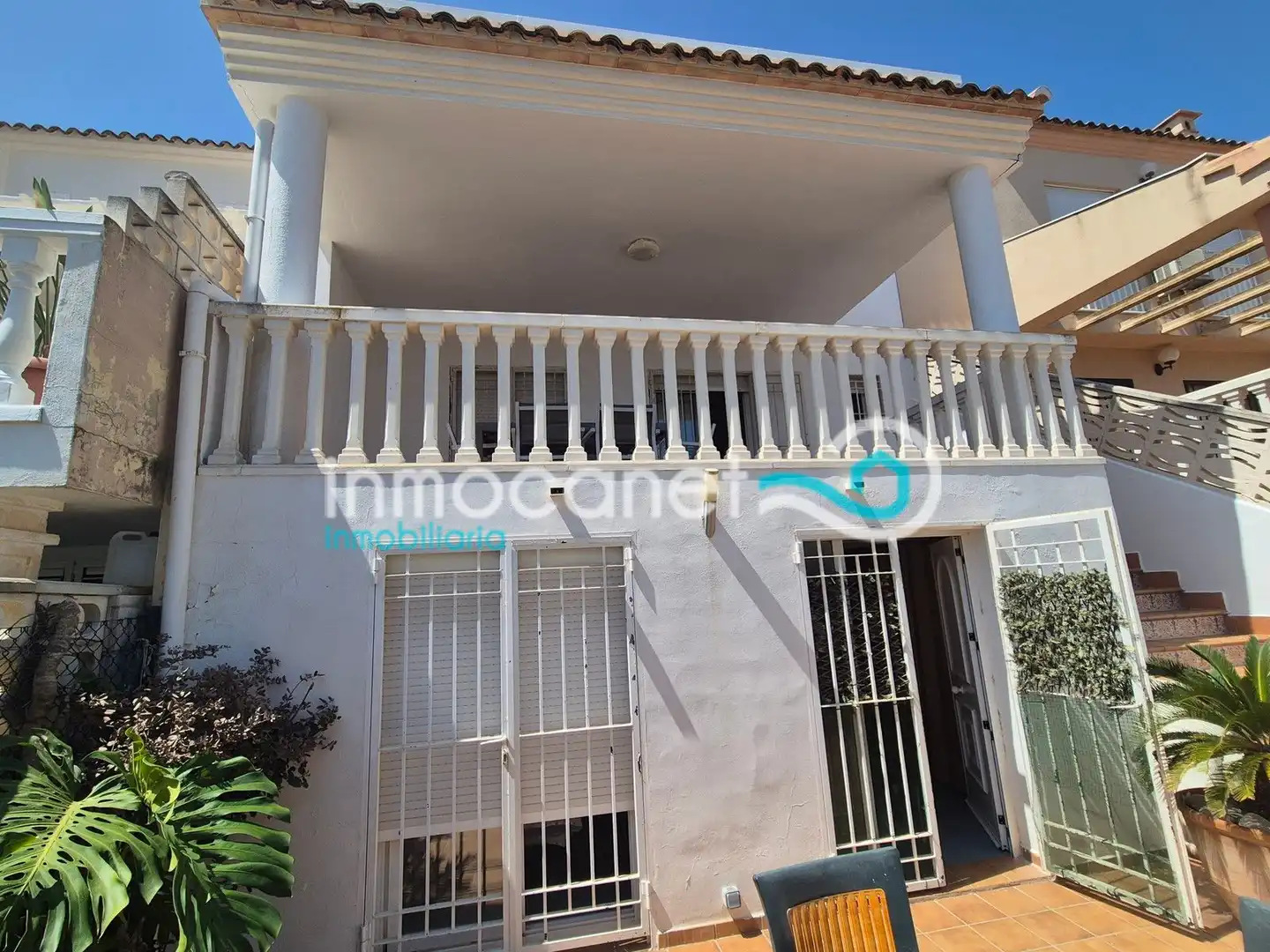 Vista exterior de Casa adosada en venda en Oliva amb Jardí privat, Terrassa i Piscina
