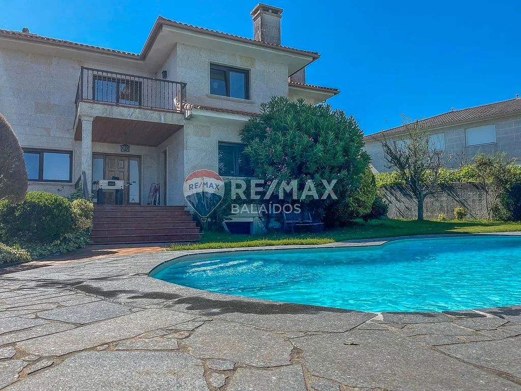 Vista exterior de Casa o xalet en venda en Tui amb Calefacció, Terrassa i Traster
