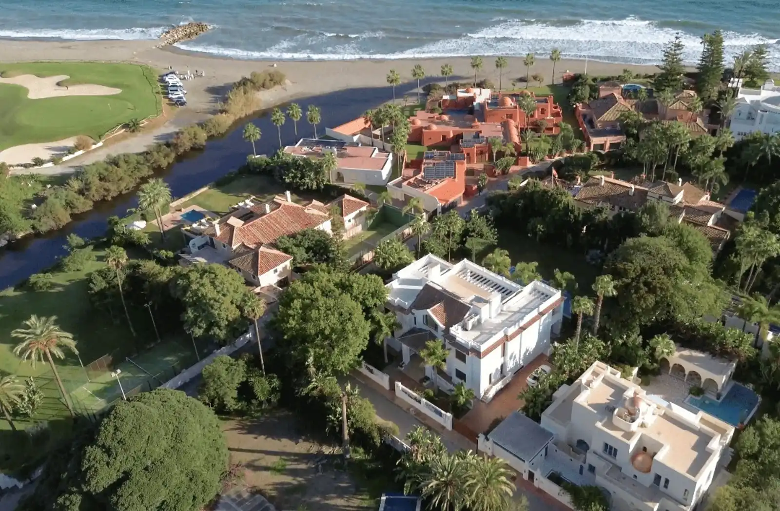 Vista exterior de Casa o xalet en venda en Estepona amb Aire condicionat, Calefacció i Jardí privat