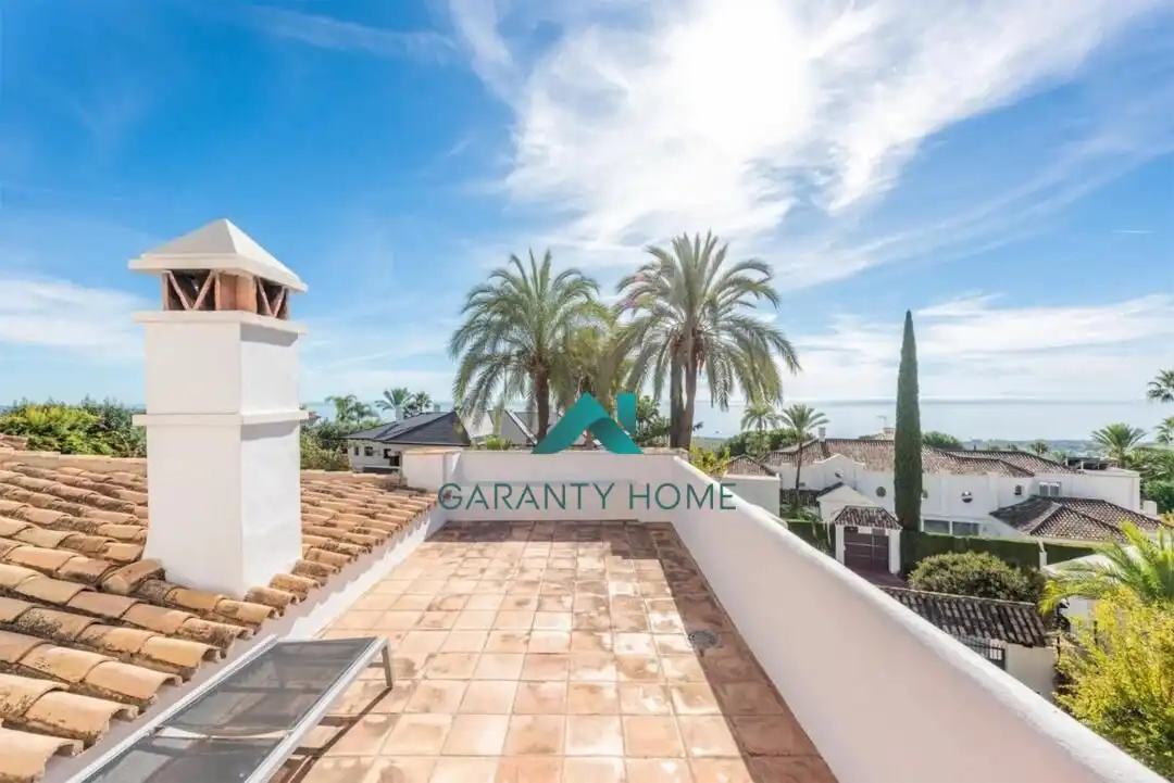 Vista exterior de Casa o xalet en venda en Marbella amb Aire condicionat, Calefacció i Jardí privat