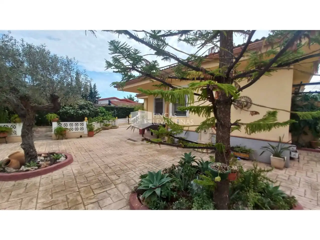 Vista exterior de Casa o xalet en venda en San Vicente del Raspeig / Sant Vicent del Raspeig amb Aire condicionat, Jardí privat i Terrassa