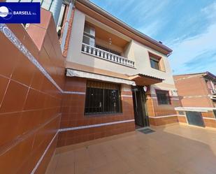 Vista exterior de Casa adosada en venda en Sant Andreu de la Barca amb Aire condicionat, Calefacció i Balcó