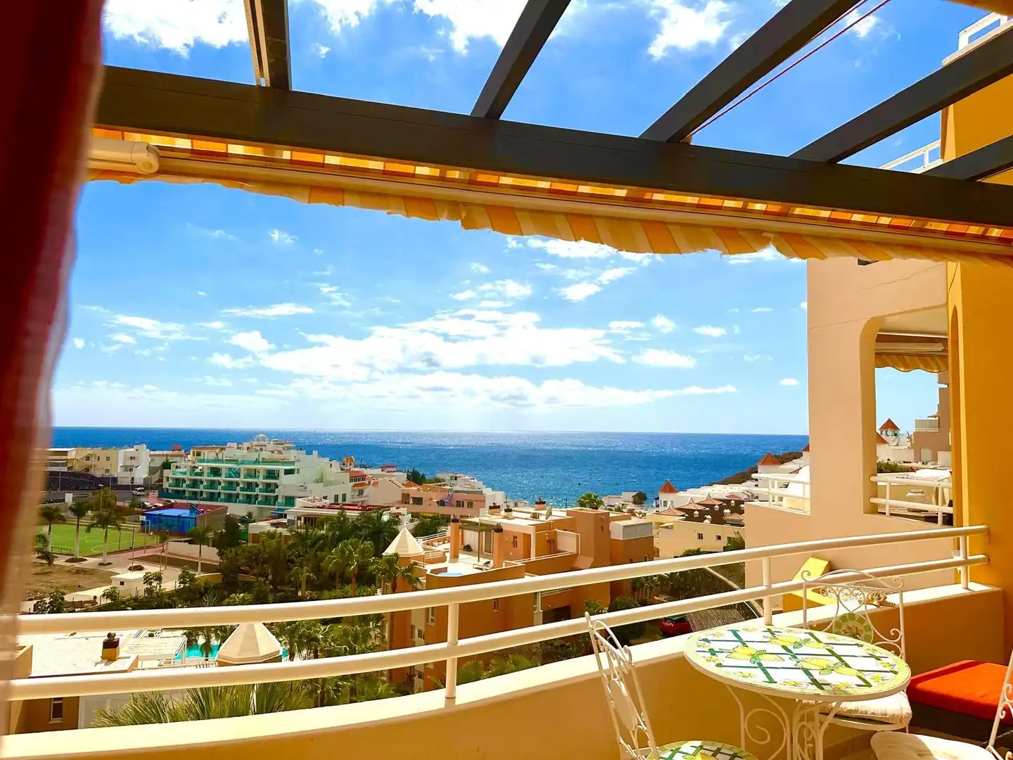 Vista exterior de Apartament en venda en Adeje amb Moblat i Piscina comunitària