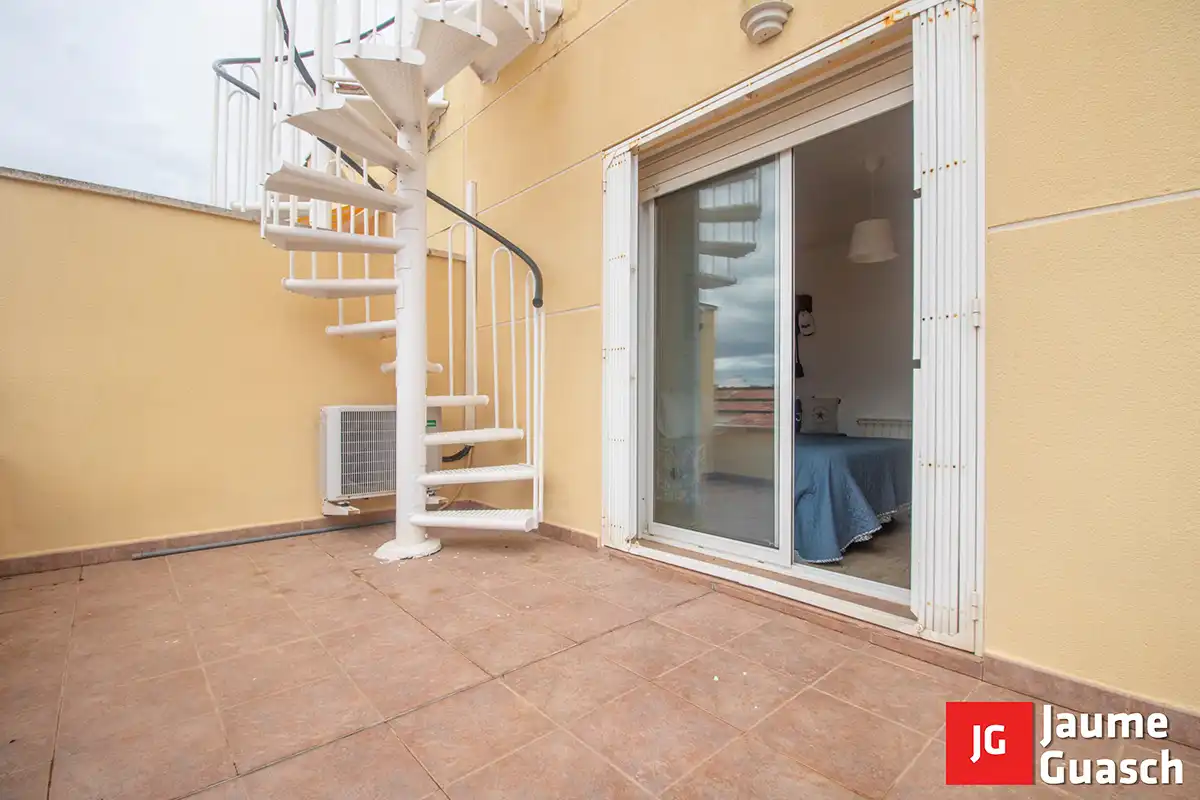 Terrasse von Einfamilien-Reihenhaus zum Verkauf in Torredembarra mit Klimaanlage, Heizung und Privatgarten