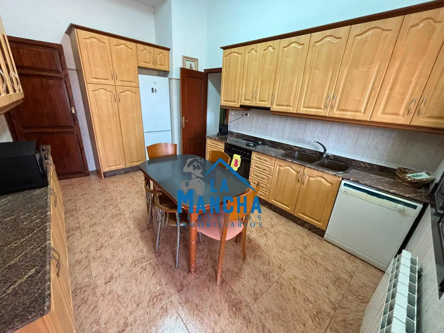 Cocina de Casa o chalet en venta en Hoya-Gonzalo con Calefacción, Jardín privado y Amueblado