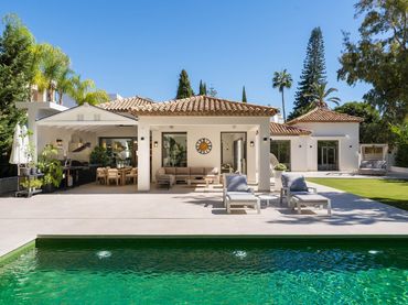 Chalet con piscina en venta en Nueva Andalucía