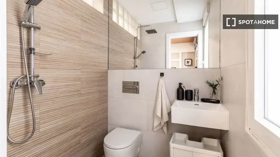 Badezimmer von Wohnung zur Miete in Madrid mit Klimaanlage, Heizung und Möbliert